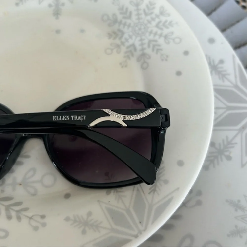 ✨ NWT Ellen Tracy Elegant Black large frame rhinestone Sunglasses